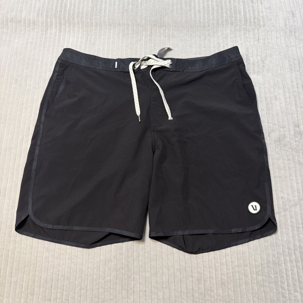 Vuori Men's Bahia Board Short Black Size 36 7" Stretch Excellent